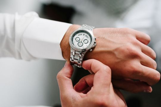 Dlaczego zegarki w kolorze srebrnym nigdy nie wychodzą z mody?